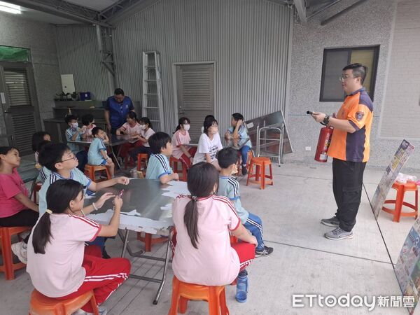 ▲楠西消防分隊進入小太陽關懷協會向學童宣導防火與用電安全。（記者林東良翻攝，下同）