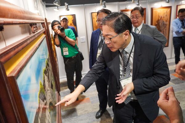 ▲▼法務部長鄭銘謙主持矯正商品聯展。左起矯正署長林憲銘、法務部長鄭銘謙、政務次長黃世杰、台南監獄典獄長邱泰民。（圖／矯正署提供）