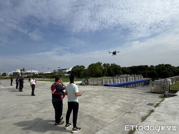 ▲消防局於四鯤鯓古運河水域實地進行模擬溺者影像收集作業。（記者林東良翻攝，下同）
