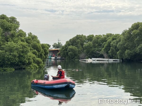 ▲消防局於四鯤鯓古運河水域實地進行模擬溺者影像收集作業。（記者林東良翻攝，下同）