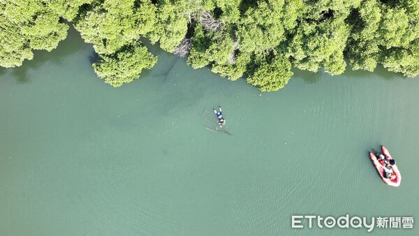 ▲消防局於四鯤鯓古運河水域實地進行模擬溺者影像收集作業。（記者林東良翻攝，下同）