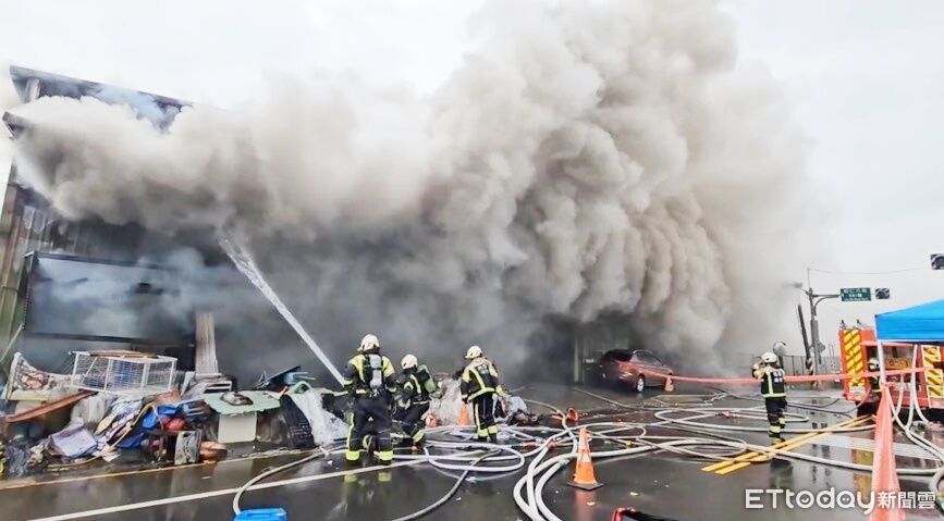 桃園五金倉庫大火還在燒!安養院撤出88人 傳2人失聯搜救中