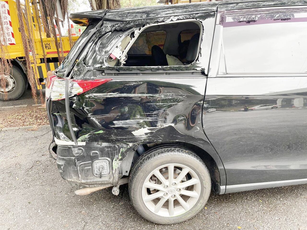 國一貨櫃車翻覆!大量紡織合成液體外洩 一度紫爆回堵5公里