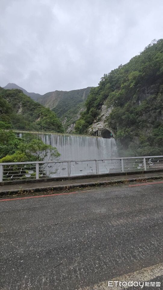 燕子口堰塞湖暫除警戒!溢流路段仍封閉 啓動分階段降挖導流