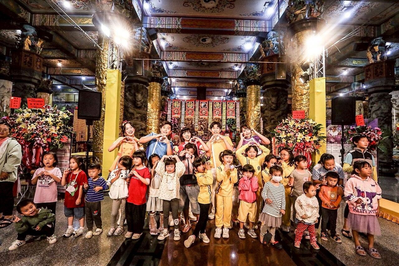 ▲小朋友最愛的東森YOYO家族，讓現場充斥笑聲。（桃園護國宮 楊睿麟攝）