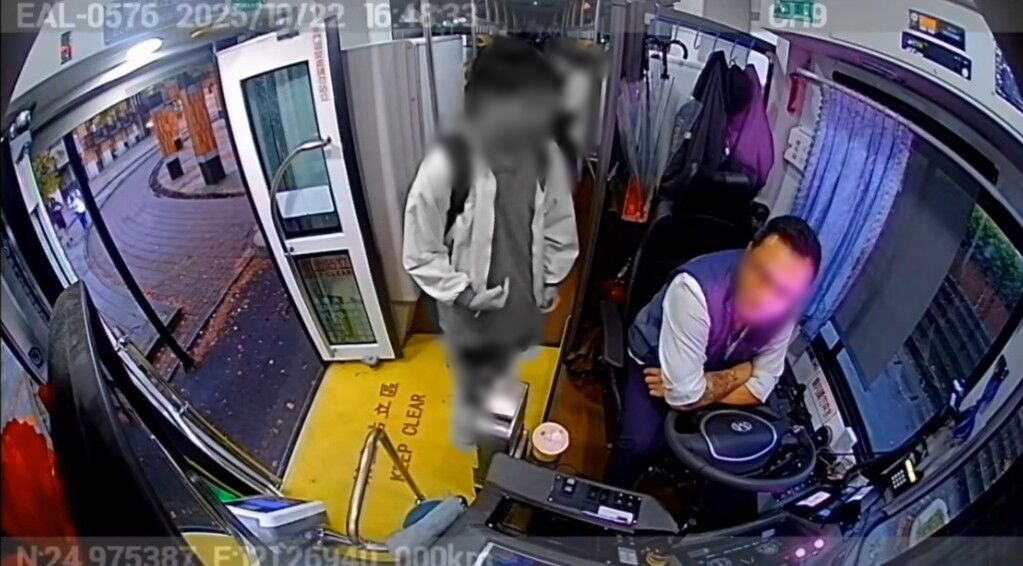 ▲桃園客運司機狂毆高中生，客運內監視器畫面曝光。（圖／記者沈繼昌翻攝）