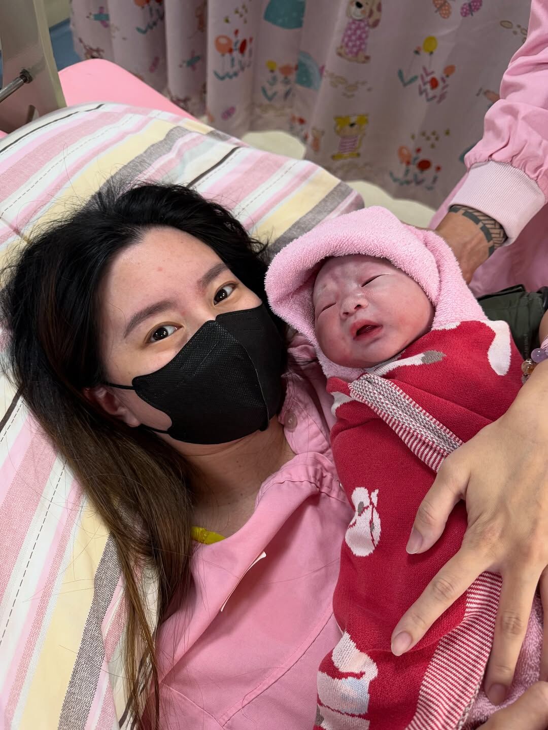 ▲▼儒哥結婚3個月當爸「我好感動」嗨曬全家福。（圖／翻攝自Instagram／ruge1222）