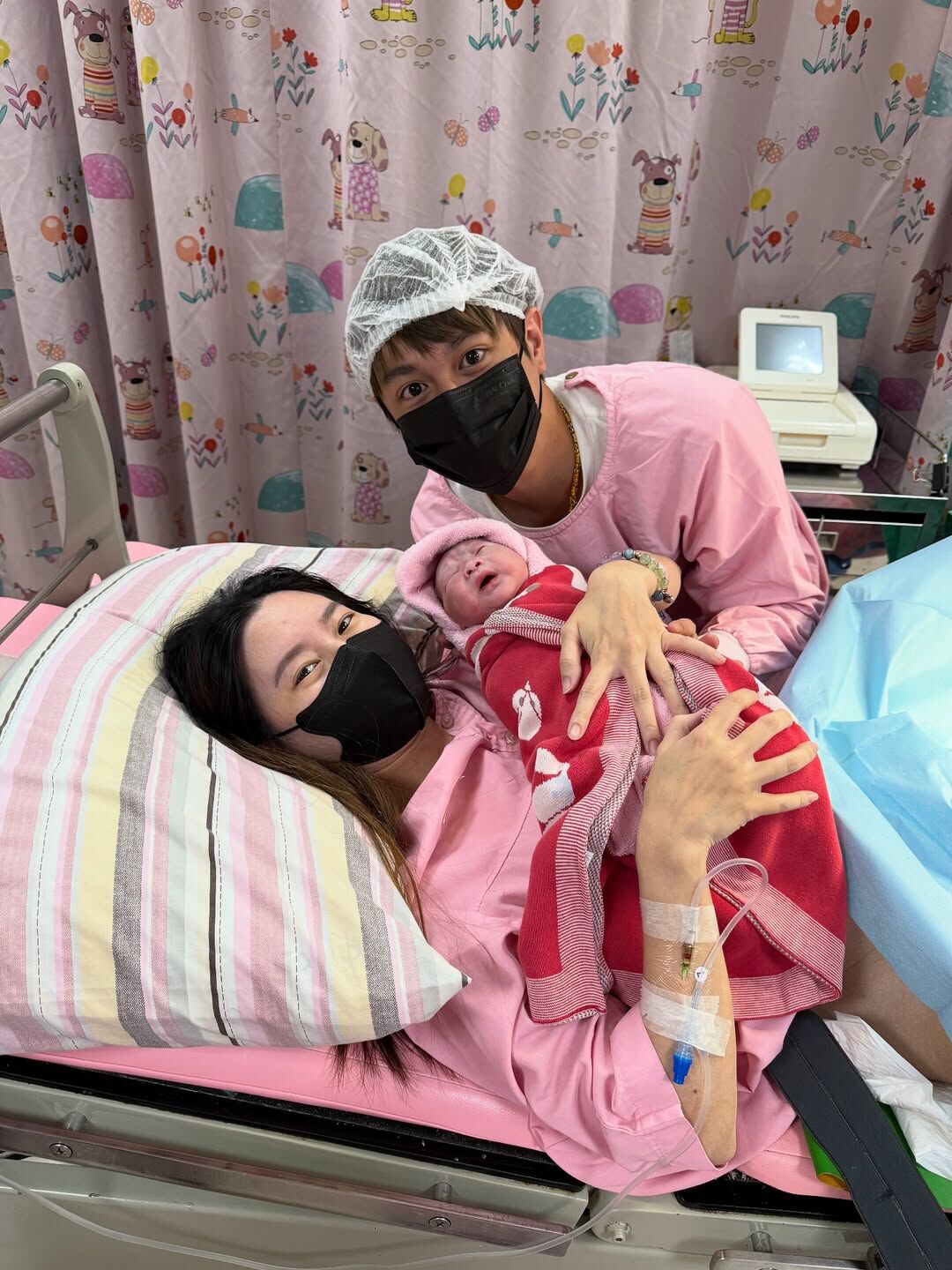 ▲▼儒哥結婚3個月當爸「我好感動」嗨曬全家福。（圖／翻攝自Instagram／ruge1222）