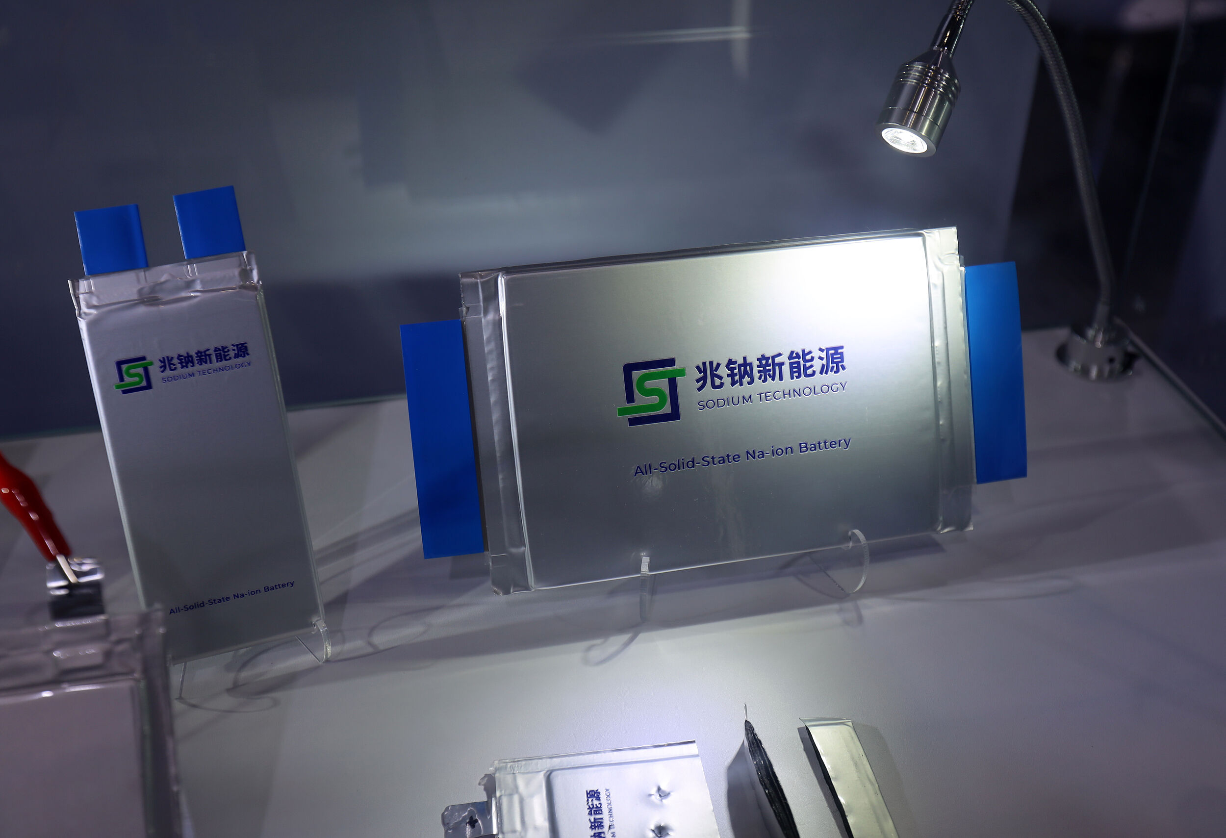 ▲2025上海工博會展出的各種固態電池原材料。（圖／CFP）