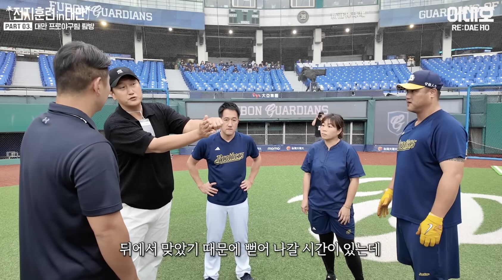 ▲李大浩用心指導陳俊秀。（圖／翻攝自YouTube／이대호 [RE:DAEHO]）