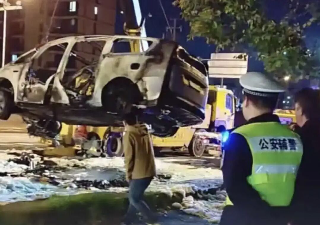 ▲上海一輛電動車底盤爆燃起火，整輛車燒到只剩骨架。（圖／翻攝封面新聞）