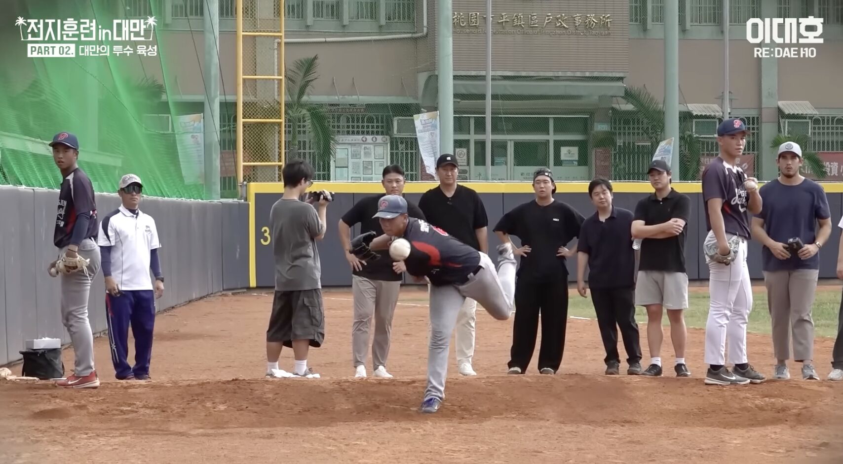 ▲李大浩訪問平鎮高中。（圖／翻攝自YouTube／이대호 [RE:DAEHO]）