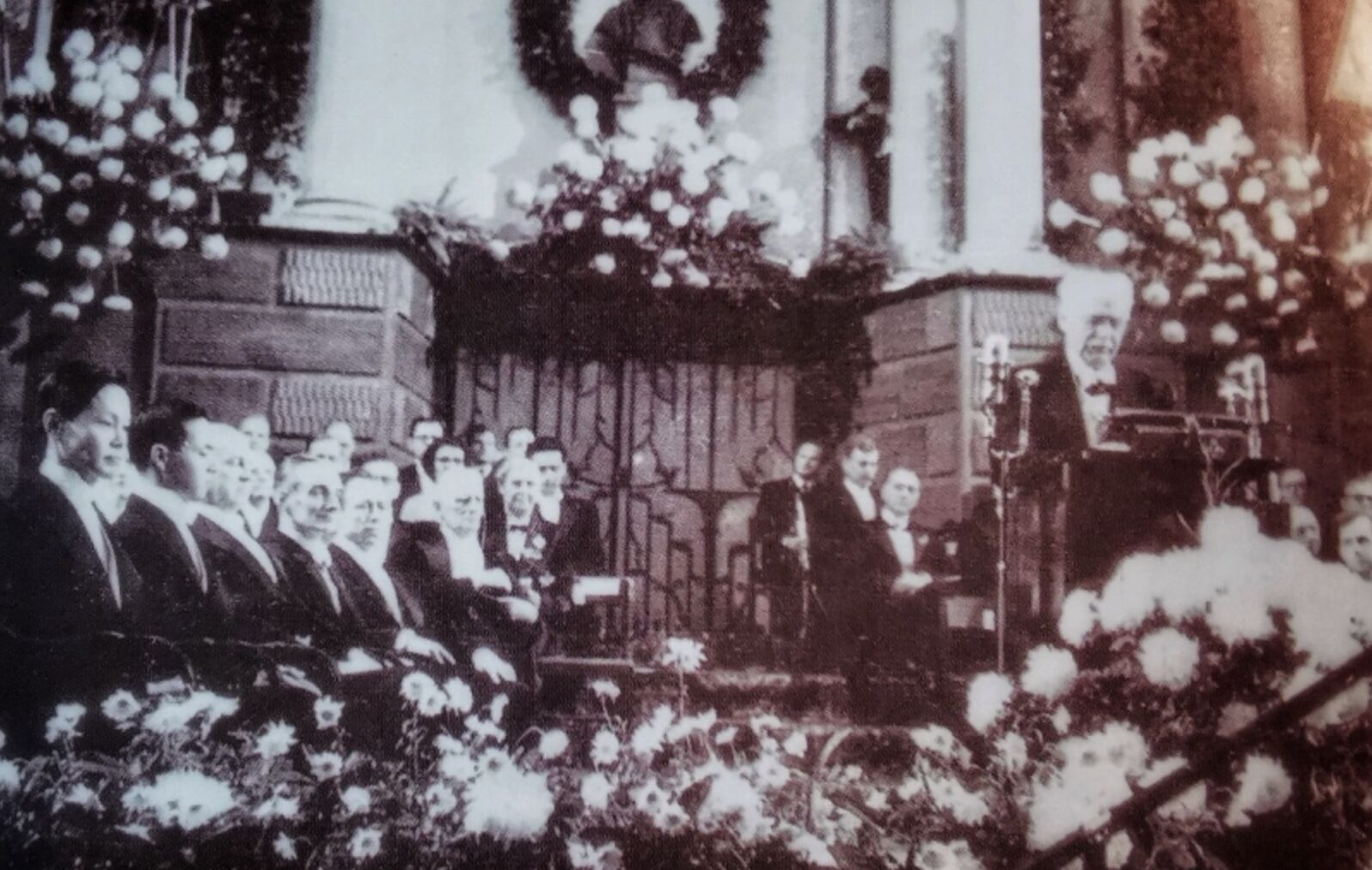 ▲楊振寧（左一）與李政道（左二）一同出席1957年諾貝爾獎頒獎典禮。（圖／翻攝人民日報）