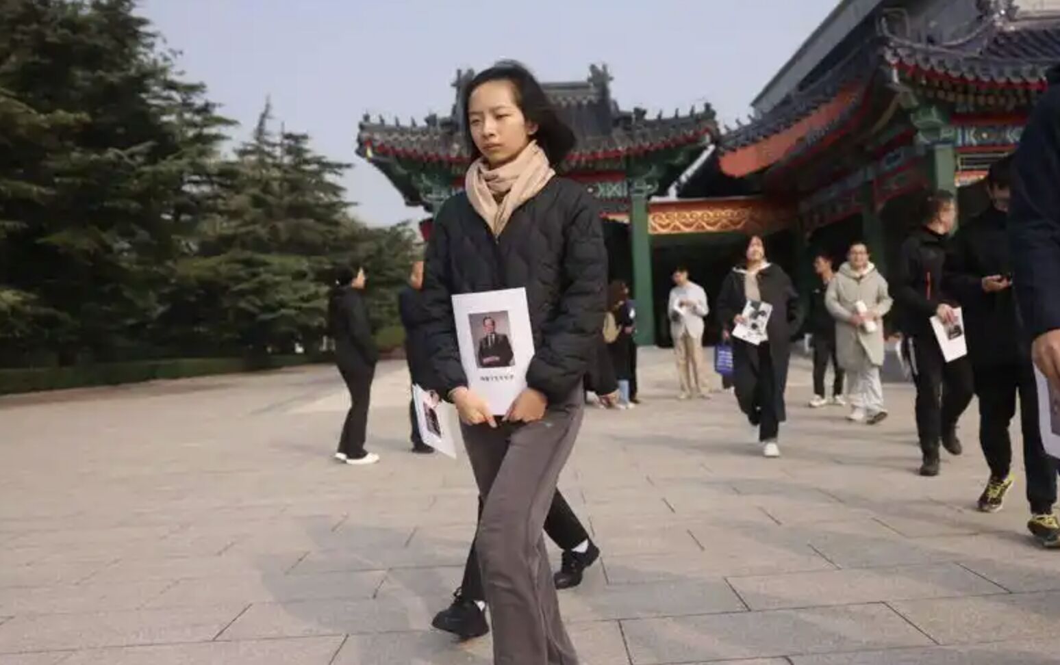 ▲清華學子手捧楊振寧相片前往八寶山悼念。（圖／翻攝新京報）