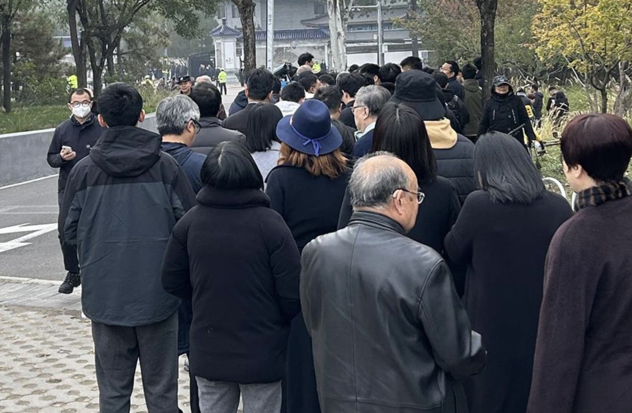 ▲前往告別式送別楊振寧的民眾排起長長人龍。（圖／翻攝極目新聞）