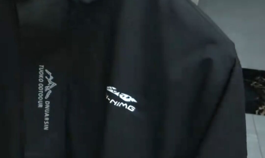 ▲浙江民眾陳先生近日發現兩年前買到「李寧外套」山寨版。（圖／翻攝浙江衛視）