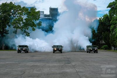 M56渦輪發煙車「罩得住」 36化學兵群精準計算覆蓋目標