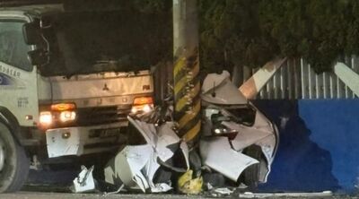 大貨車突暴衝！路邊自小客被夾殺慘成「鐵丸子」　恐怖畫面曝光