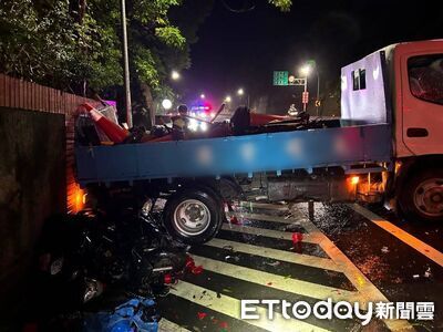 驚悚畫面曝！貨車打滑猛撞分隔島　害女騎士全身骨折送醫