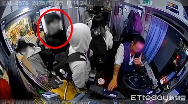 ▲桃園客運司機狂毆高中生，客運內監視器畫面曝光。（圖／記者沈繼昌翻攝）