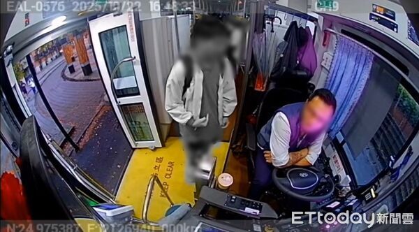 ▲桃園客運司機狂毆高中生，客運內監視器畫面曝光。（圖／記者沈繼昌翻攝）