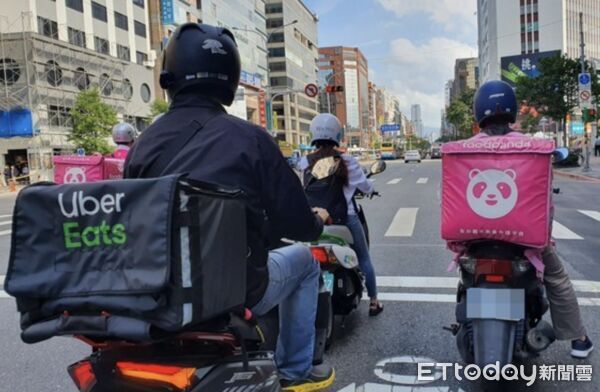 ▲外送員在雨中奔波送餐，不少人呼籲政府給予最基本的安全與保障。（示意圖／記者周宸亘攝）