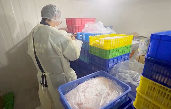 ▲桃園市衛生局人員稽查桃園市某食品廠截獲來自台中市梧棲畜牧場販售405公斤後腿肉。（圖／衛生局提供）