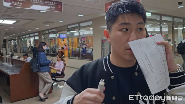 ▲▼宏泰集團掌門人林鴻南今（23日）到台北地院出庭，否認竊盜妻子王婉玲3000萬元珠寶，王女面對鏡頭笑說「不方便回答」，2人的兒子放鬆心情，在法院裡順手抽電子煙。（圖／記者黃哲民攝）