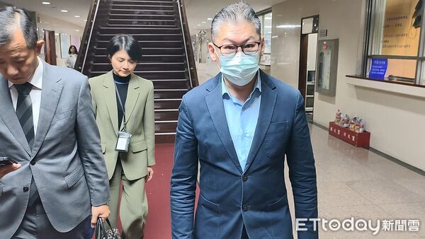 ▲▼宏泰集團掌門人林鴻南今（23日）到台北地院出庭，否認竊盜妻子王婉玲3000萬元珠寶，王女面對鏡頭笑說「不方便回答」，2人的兒子放鬆心情，在法院裡順手抽電子煙。（圖／記者黃哲民攝）