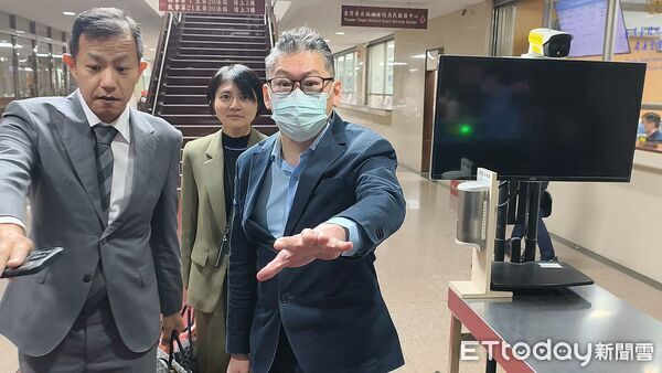 ▲▼宏泰集團掌門人林鴻南今（23日）到台北地院出庭，否認竊盜妻子王婉玲3000萬元珠寶，王女面對鏡頭笑說「不方便回答」，2人的兒子放鬆心情，在法院裡順手抽電子煙。（圖／記者黃哲民攝）