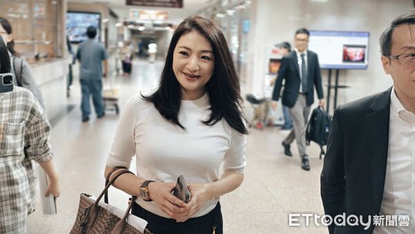 ▲▼宏泰集團掌門人林鴻南今（23日）到台北地院出庭，否認竊盜妻子王婉玲3000萬元珠寶，王女面對鏡頭笑說「不方便回答」，2人的兒子放鬆心情，在法院裡順手抽電子煙。（圖／記者黃哲民攝）