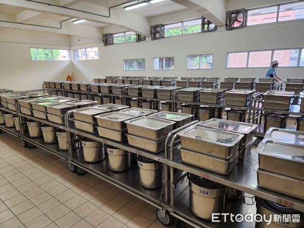 ▲▼教育部會同地方教育局處關心學校午餐防疫供應。圖為學校午餐餐食分裝。（圖／教育部提供）