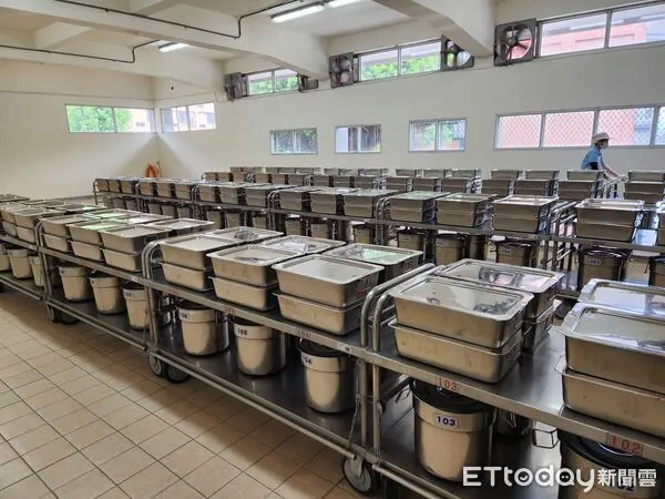 ▲▼教育部會同地方教育局處關心學校午餐防疫供應。圖為學校午餐餐食分裝。（圖／教育部提供）