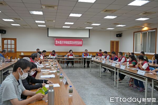 ▲張麗善縣長主持非洲豬瘟緊急應變會議，現場氣氛嚴肅。（圖／記者游瓊華翻攝）