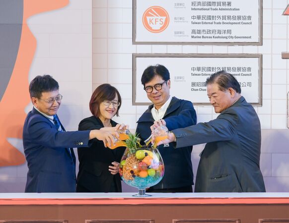 ▲主辦單位偕同貴賓以象徵「港都果實・甜蜜共享」的調酒揭幕儀式，為展覽注入滿滿活力，增添繽紛色彩。(圖／貿協提供）