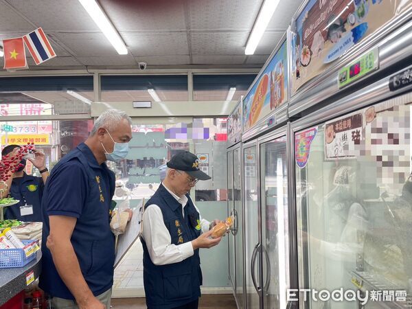 ▲問題豬肉運往高雄，高雄市黃志中親率隊攔截。（圖／記者賴文萱翻攝）