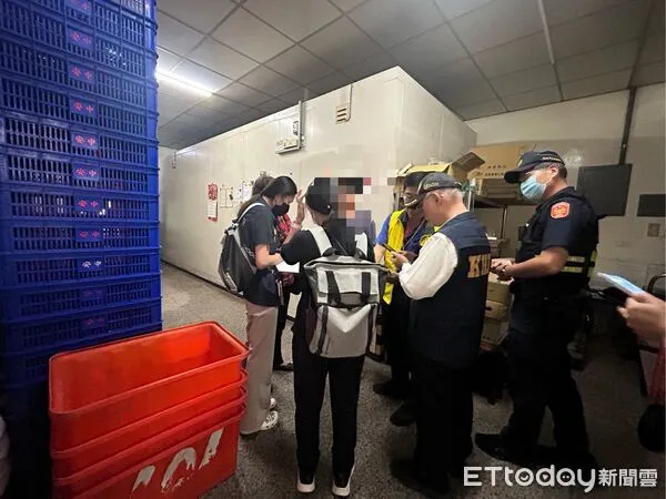 ▲問題豬肉運往高雄，高雄市黃志中親率隊攔截。（圖／記者賴文萱翻攝）