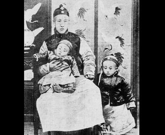 3歲的溥儀（右）站在父親醇親王載灃和弟弟溥傑身邊。（圖／公共權照片）