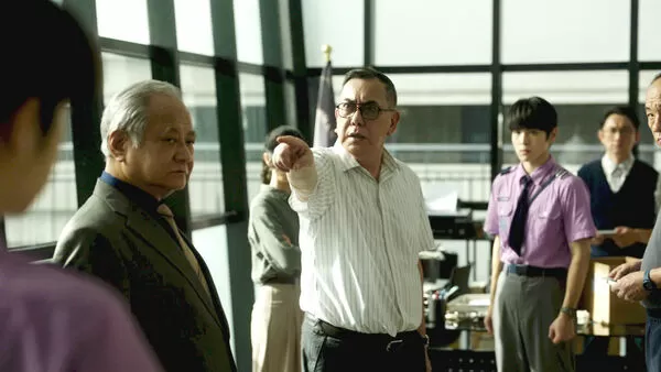 ▲張豐豪(右3)飾演的學生會長經常站在「校長」黃秋生身邊，感受到他強大氣場 。（圖／本萃電影 提供）