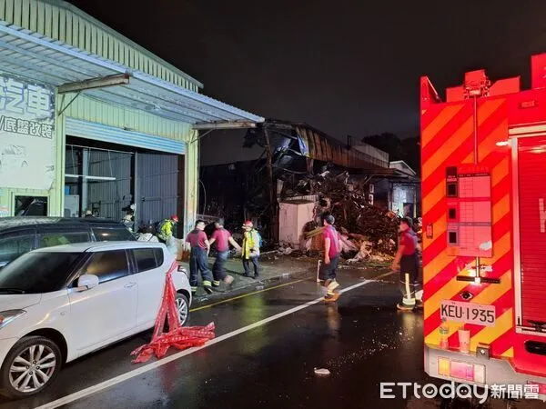 ▲桃園鐵皮倉庫火警，警消尋獲2具遺體。（圖／記者沈繼昌翻攝）