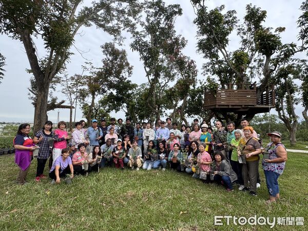 ▲▼   國立中正大學USR團隊推動跨文化永續農耕——國際學生齊聚嘉義水上，體驗紅骨仙草種植與樂齡共學   。（圖／林緗亭提供）