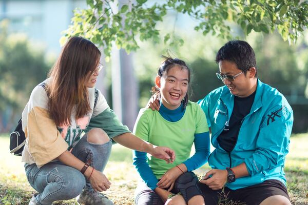 ▲《2025無限影展》特邀導演曲全立執導的《台灣超人》為開幕片。「腦麻小太陽」姚宥米與其教練父親姚宗元。（圖／公視提供）