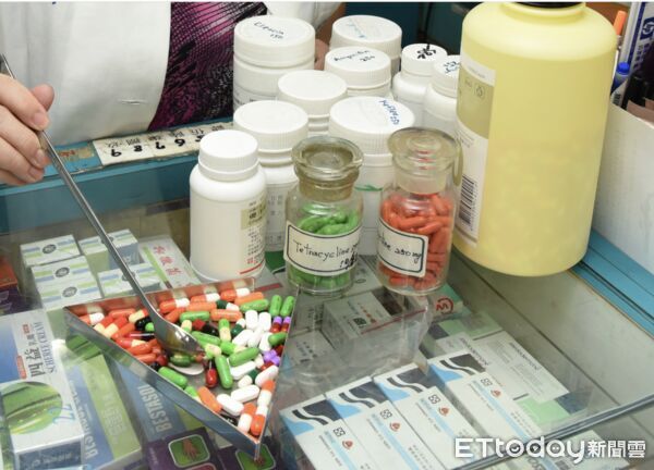 ▲▼藥師沈采穎說明抗生素藥物，資料照。（圖／記者洪巧藍攝）