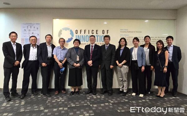 ▲成大醫院榮登全球智慧醫院榜，院長李經維（左三） 率團隊展現智慧醫療成果。（記者林東良翻攝，下同）