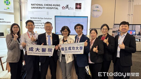 ▲成大醫院榮登全球智慧醫院榜，院長李經維（左三） 率團隊展現智慧醫療成果。（記者林東良翻攝，下同）