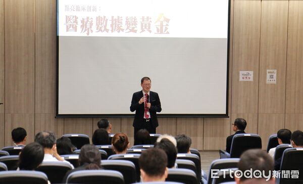 ▲成大醫院榮登全球智慧醫院榜，院長李經維（左三） 率團隊展現智慧醫療成果。（記者林東良翻攝，下同）