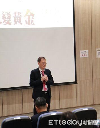 ▲成大醫院榮登全球智慧醫院榜，院長李經維（左三） 率團隊展現智慧醫療成果。（記者林東良翻攝，下同）