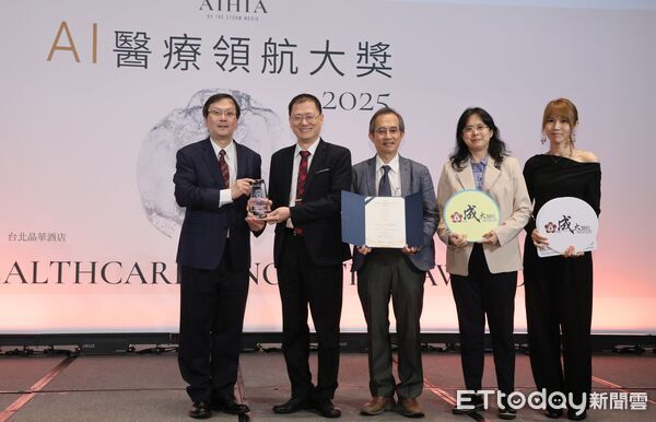 ▲成大醫院研發AI「CanWellBeing健康魔鏡」奪下AI醫療領航大獎，醫療與研發團隊合影。（記者林東良翻攝，下同）
