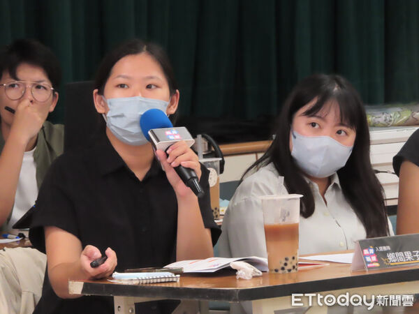 ▲台南市「青年審議成果交流會議」於永華市政中心登場，青年團隊向市府提出政策建言。（記者林東良翻攝，下同）