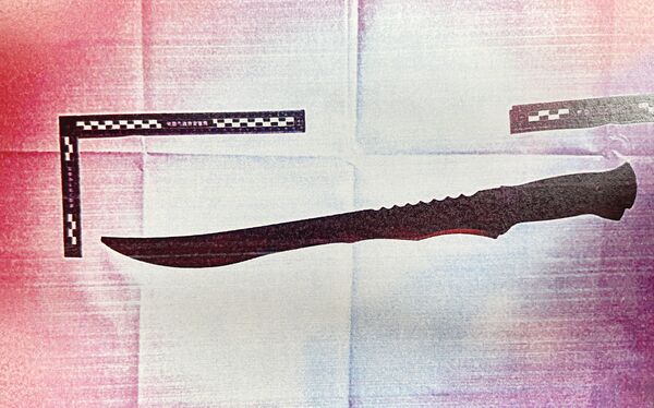 ▲桃園市李姓男子今年3月酒後返家遭老父碎碎念，李竟持開山刀朝頭、臉等處揮砍成重傷，中壢據報警方到場，李拒捕還踹踢咬傷員警，查扣其作案用開山刀。（資料照／中壢警方提供）